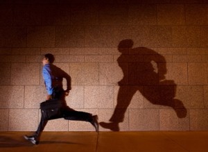 梦见被人追赶拼命逃跑是什么意思 - 周公解梦