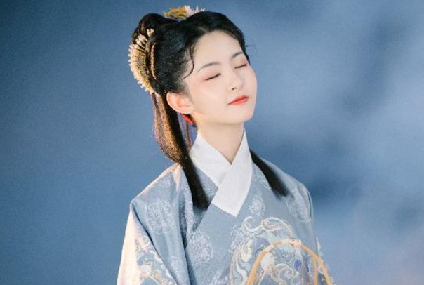 啥面相的女人一辈子都受宠