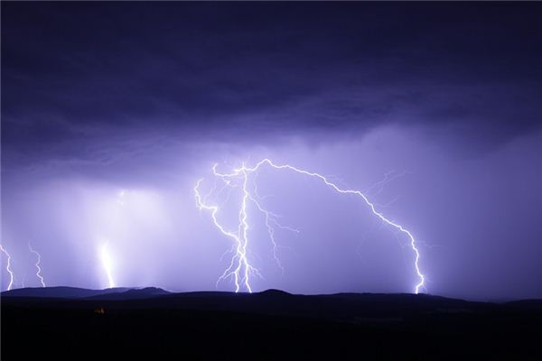 梦见雷雨是什么意思 梦见雷雨是什么意思
